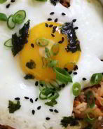 Корейский жареный рис с кимчхи