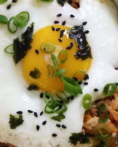 Корейский жареный рис с кимчхи