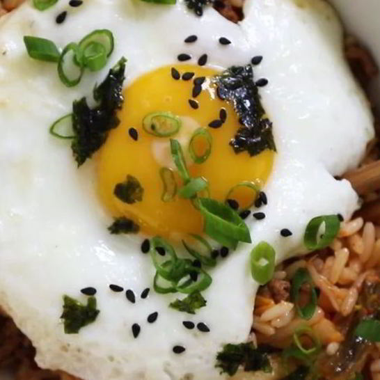 Рецепт корейского жареного риса с кимчхи