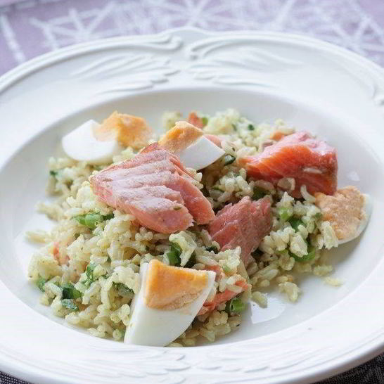 Рецепт коричневого риса с копченой форелью