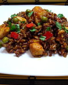 Красный рис со свининой и зеленым горошком