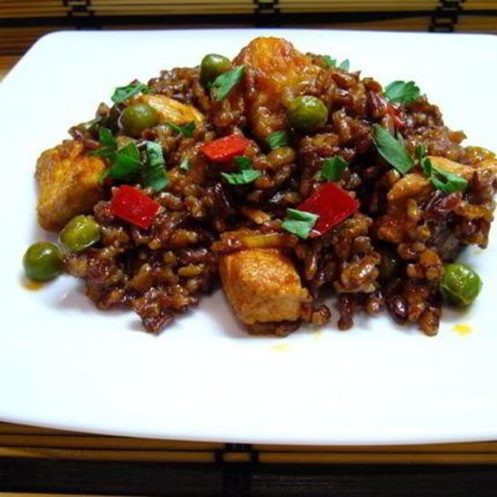 Рецепт красного риса со свининой и зеленым горошком