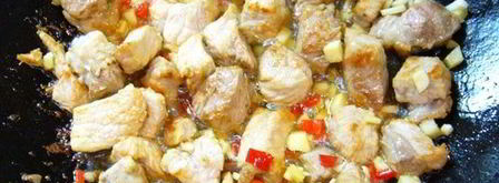 красный рис со свининой и зеленым горошком. Шаг 4