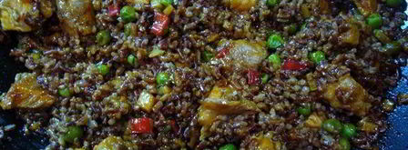 красный рис со свининой и зеленым горошком. Шаг 6