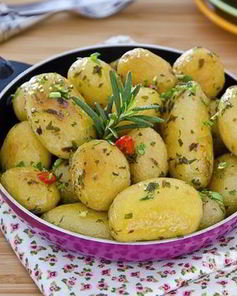 Молодой картофель на сковороде