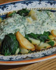 Молодой картофель со шпинатом, шалотом и чесночной заправкой