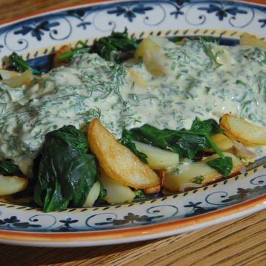 Рецепт молодого картофеля со шпинатом, шалотом и чесночной заправкой