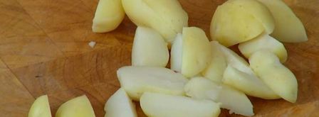 молодой картофель со шпинатом, шалотом и чесночной заправкой. Шаг 2