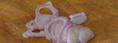 молодой картофель со шпинатом, шалотом и чесночной заправкой. Шаг 4