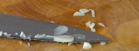 молодой картофель со шпинатом, шалотом и чесночной заправкой. Шаг 6