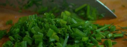 молодой картофель со шпинатом, шалотом и чесночной заправкой. Шаг 7