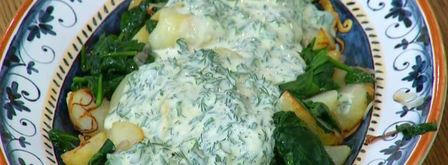 молодой картофель со шпинатом, шалотом и чесночной заправкой. Шаг 9