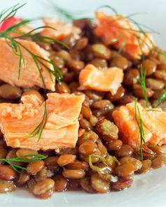 Острая чечевица с лососем