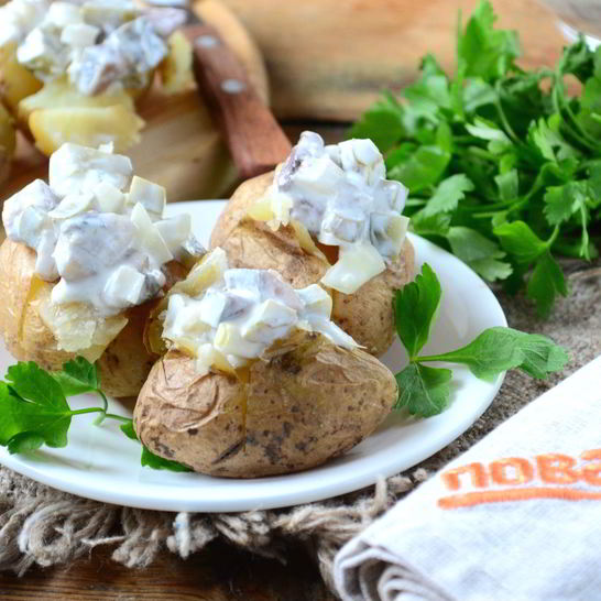 Рецепт печеного картофеля с селедочным соусом