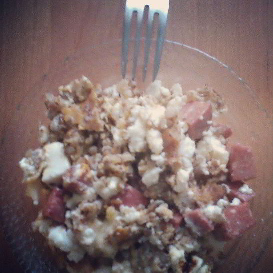 Рецепт завтрака по-мужски из жареной гречки с адыгейским сыром