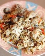 Жаренный рис с курицей и маслинами