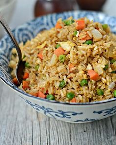 Жареный рис по-тайски с яйцом и овощами