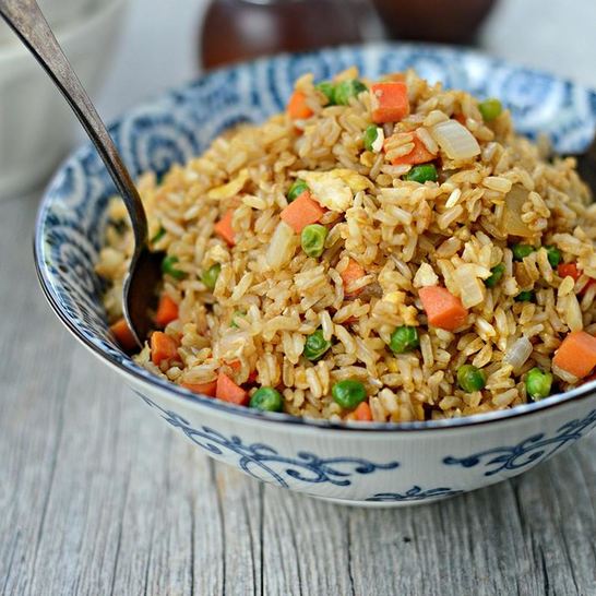 Рецепт жареного риса по-тайски с яйцом и овощами