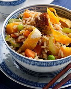 Жареный рис со свининой и манго