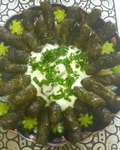 Долма с чесночным соусом