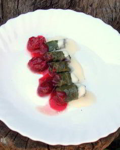 Мини-голубцы с вино-вишневым соусом