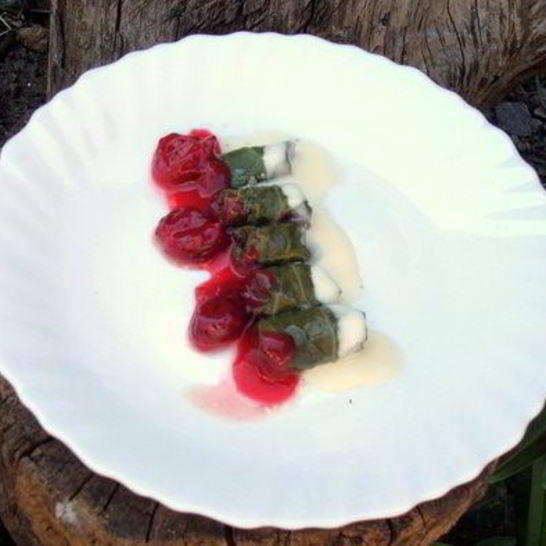 Рецепт мини-голубцов с вино-вишневым соусом