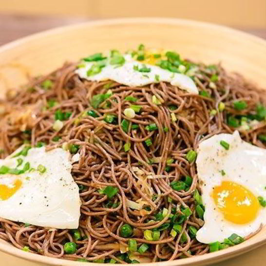 Рецепт гречневой лапши с капустой и яйцом