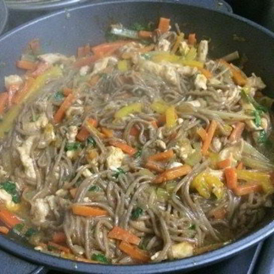 Рецепт гречневой лапши с овощами, курицей и зеленью