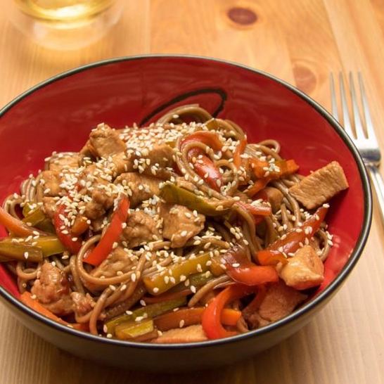 Рецепт гречневой лапши соба с курицей и овощами