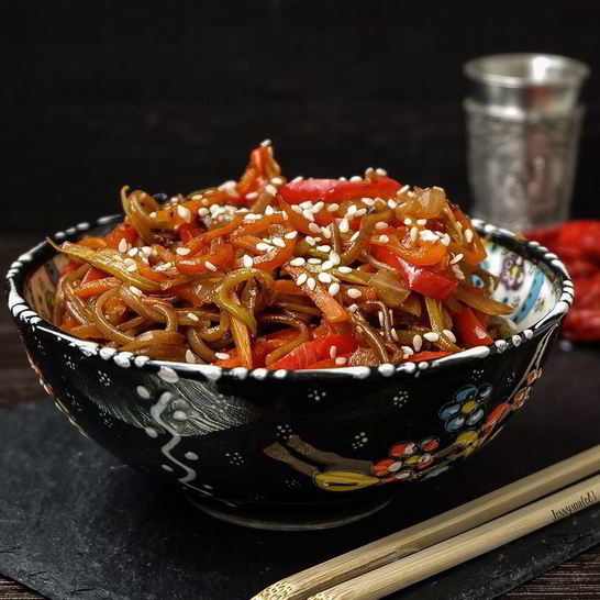 Рецепт гречневой лапши в воке с соусом якисоба