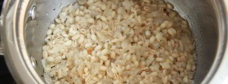 фаршированные перловкой грибы. Шаг 7