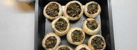 фаршированные шампиньоны запеченные с сыром в духовке. Шаг 3