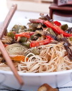 Грибы с чили, имбирем и лапшой соба