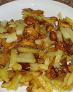 Лисички, жареные с картошкой