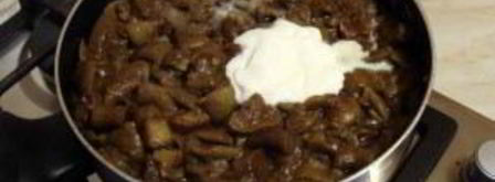 маслята, жареные в сметане. Шаг 3