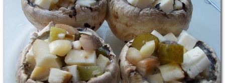 печеные шампиньоны с адыгейским сыром и соленым огурцом. Шаг 3