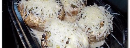 печеные шампиньоны с адыгейским сыром и соленым огурцом. Шаг 4