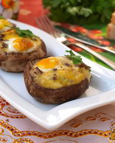Шампиньоны запеченные с перепелиными яйцами