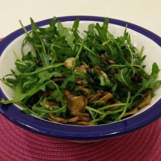 Рецепт жареных шампиньонов в соевом соусе с рукколой