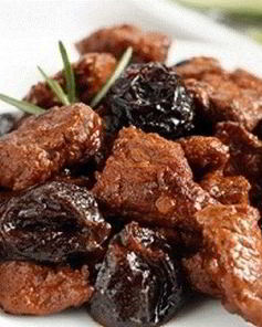 Гуляш из говядины с черносливом