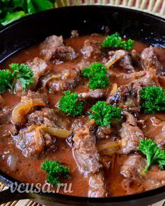 Гуляш из говядины с подливкой