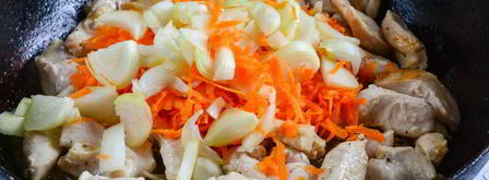 гуляш из курицы со сметаной. Шаг 4