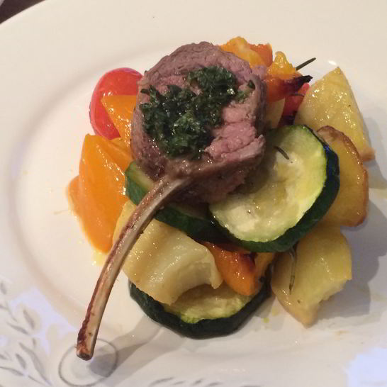 Рецепт бараньих котлет с тушеными овощами и мятным соусом