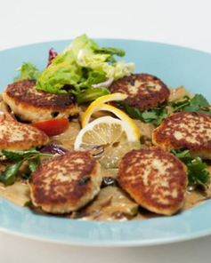 Котлетки из камбалы с соусом из грибов и кабачков