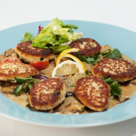 Рецепт котлеток из камбалы с соусом из грибов и кабачков