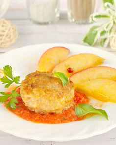 Котлеты из индейки с жареными яблоками
