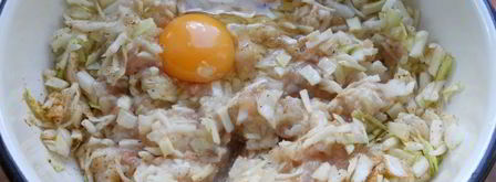котлеты из куриного фарша с капустой тушеные в томате. Шаг 3