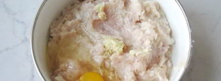 котлеты с рисом и чесноком в томатном соусе. Шаг 6