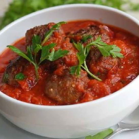 Рецепт пряных мясных котлет в томатном соусе