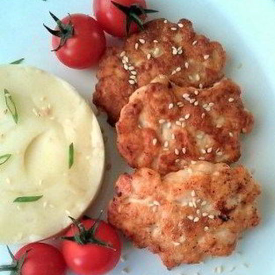 Рецепт рубленых куриных котлет со сметаной, кунжутом и сливочным пюре
